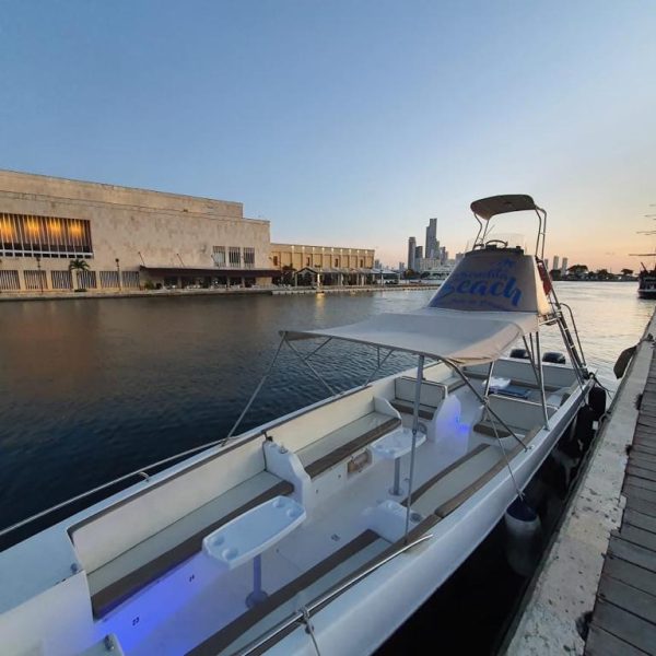 Tours bahía rumbera en bote deportivo para 40 personas en Cartagena de Indias