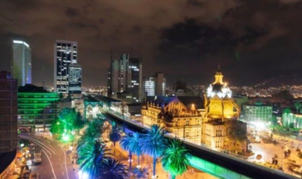 City Tour Nocturno en Chiva Medellin - Imagen 4