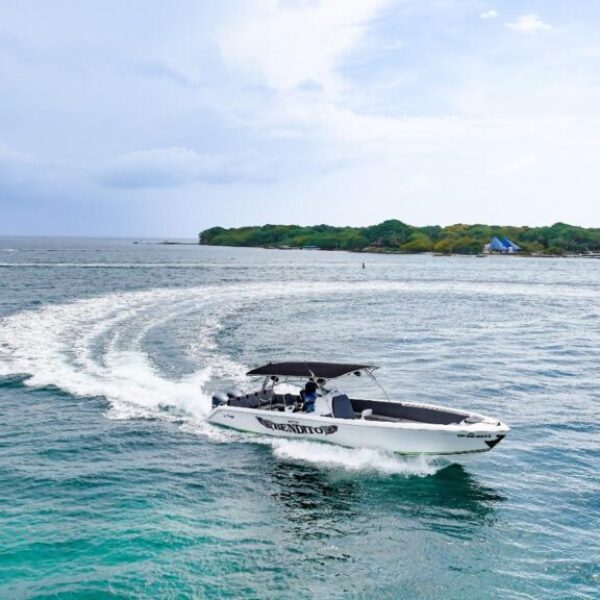 Alquiler de Bote Bendito con capacidad para 40 personas tours por horas en la Bahía de Cartagena