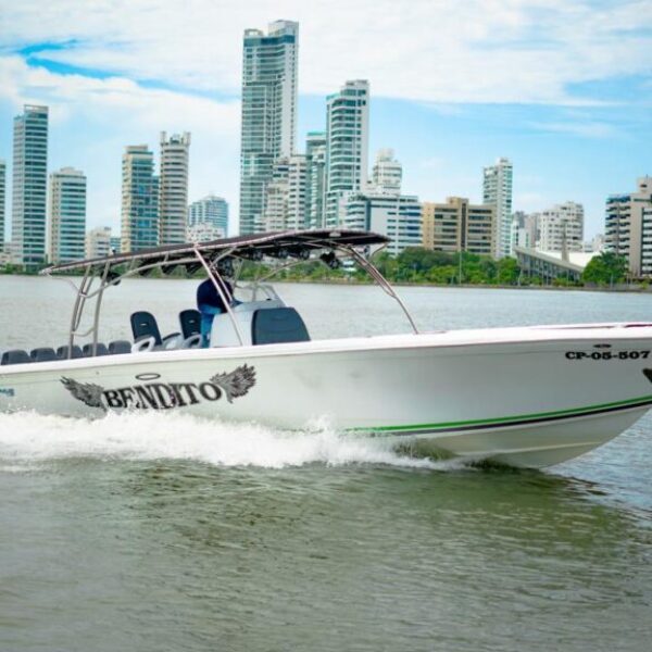 Alquiler de Bote Bendito con capacidad para 40 personas tours por horas en la Bahía de Cartagena